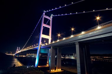 trafik highway Köprüsü'nde gece, hong kong