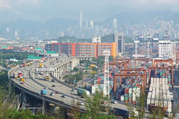 Container terminal en stonecutter brug in hong kong — Stockfoto