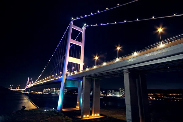 Verkehr Autobahnbrücke bei Nacht, hong kong — Stockfoto