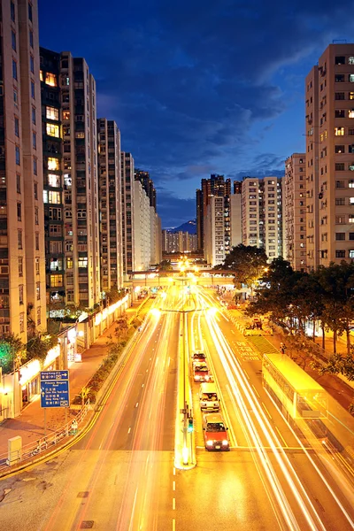 Gece otoyolda trafik ile modern kentsel şehir — Stok fotoğraf