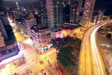 Gece vakti Hong Kong şehir merkezinde.