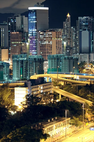 Hong Kong keskustassa yöllä — kuvapankkivalokuva
