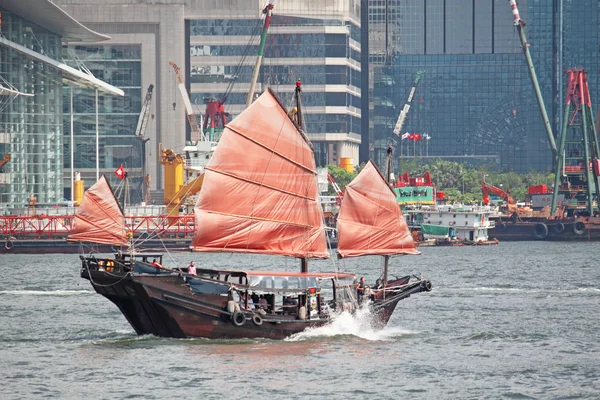 Kinesiska segelfartyg i hong kong victoria habour — Stockfoto