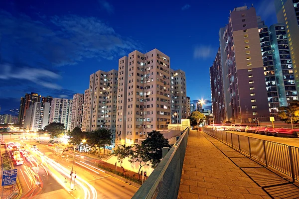 Ciudad urbana moderna con tráfico de autopistas por la noche, hong kong — Foto de Stock