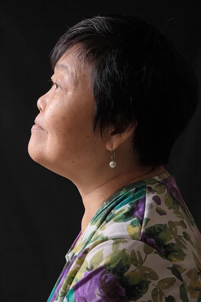 Mujer asiática sobre fondo negro — Foto de Stock