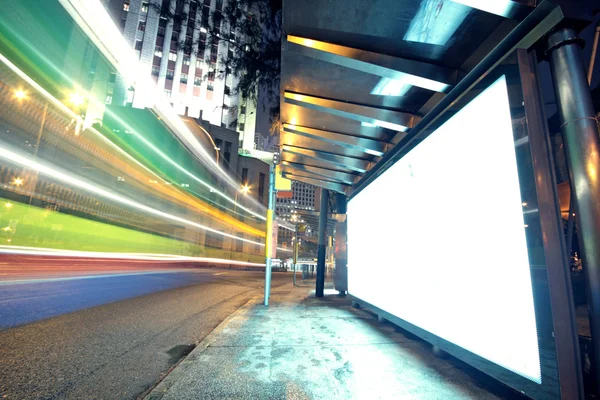 Gece trafiği ile beyaz ekran reklamı — Stok fotoğraf