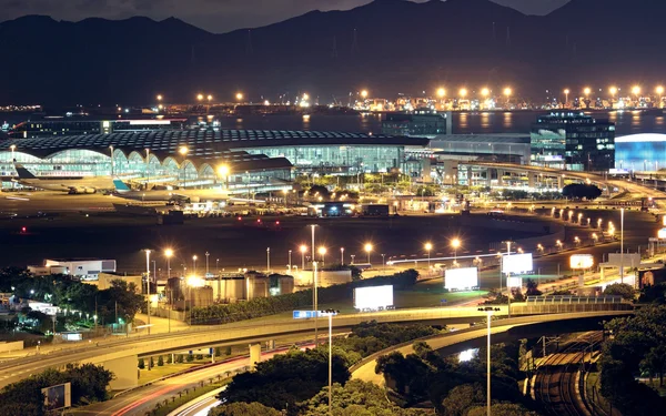 Cidade moderna noite aeroporto — Fotografia de Stock