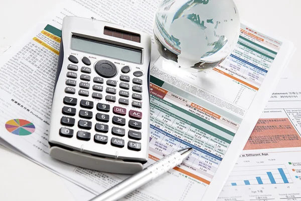 Финансовые диаграммы и графики на столе — стоковое фото