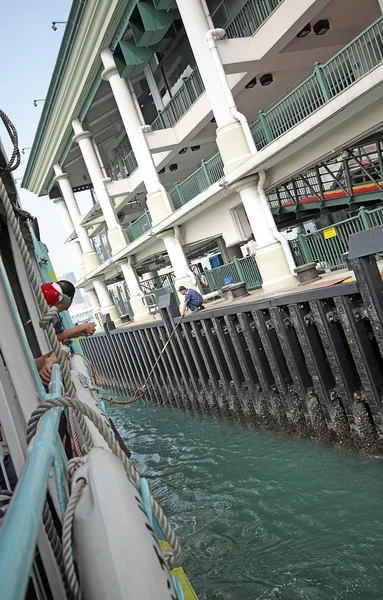 Pier bordo de balsa em Hong Kong — Fotografia de Stock