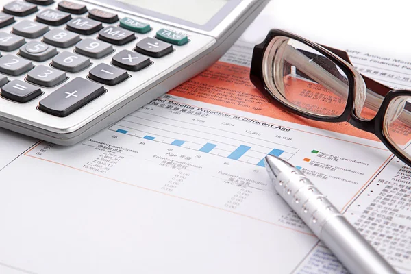 Árfolyamdiagram, számológép, toll és szemüveg — Stock Fotó