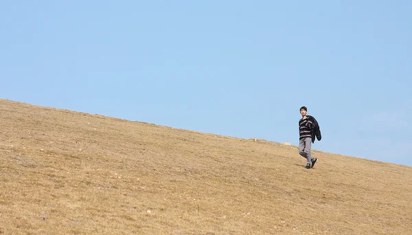 山の上を歩いて男 — ストック写真