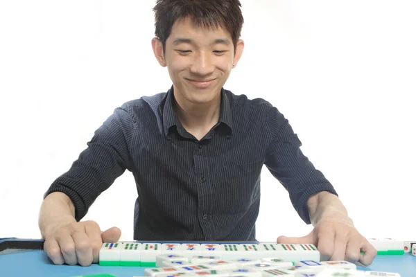 Chinese man spelen mahjong, traditionele china gok. — Stockfoto