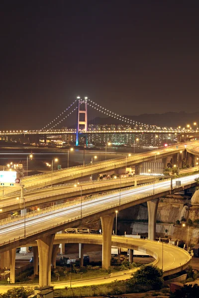 Autobahn und Brücke bei Nacht — Stockfoto
