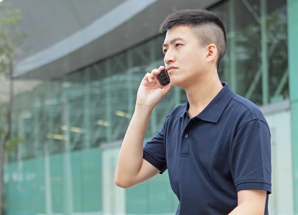 Young man talking phone outdoor — Stock Photo, Image
