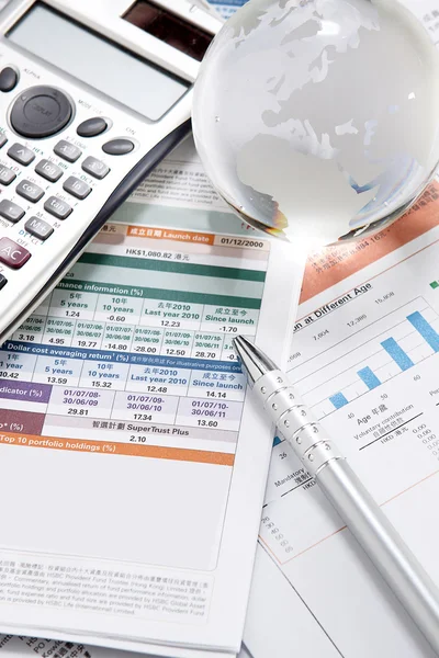 Finansdiagram och diagram på tabellen — Stockfoto