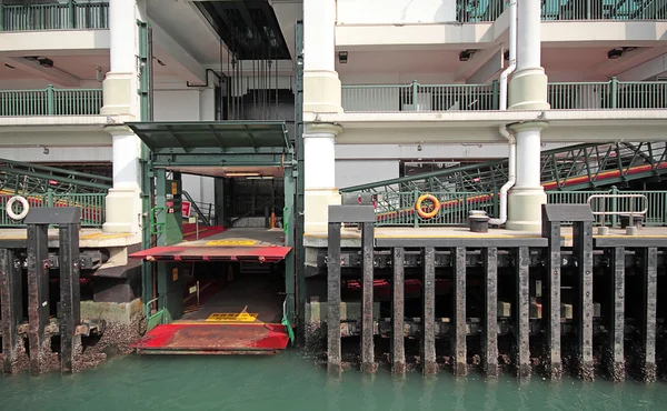 Veerboot bestuur pier in hongkong — Stockfoto