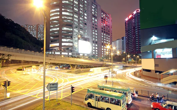 Tráfico en la ciudad moderna por la noche — Foto de Stock