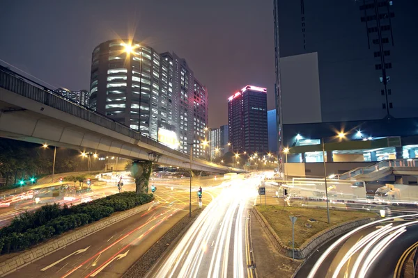 Трафік в сучасному місті вночі — стокове фото