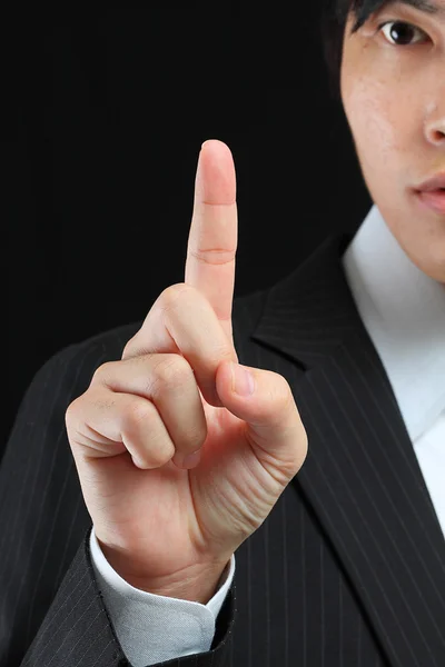 Junger Geschäftsmann im Anzug zeigt mit dem Finger — Stockfoto