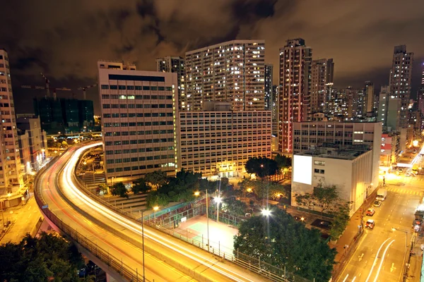 Wazig bus licht paden in het centrum van nacht-scape — Stockfoto
