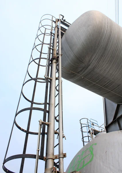 Лестница из нержавеющей стали в резервуарах современного винного завода — стоковое фото