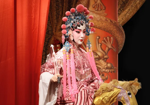 Kínai opera cumi és piros ruhát szöveg tér, nincs egy játék — Stock Fotó