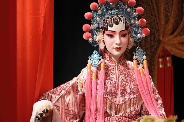 Chinese opera dummy en rode doek als tekst de ruimte, het is een speeltje, niet — Stockfoto