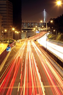 gece şehir trafiğine