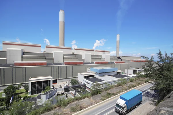 Kolengestookte elektriciteitscentrale en auto verplaatsen — Stockfoto