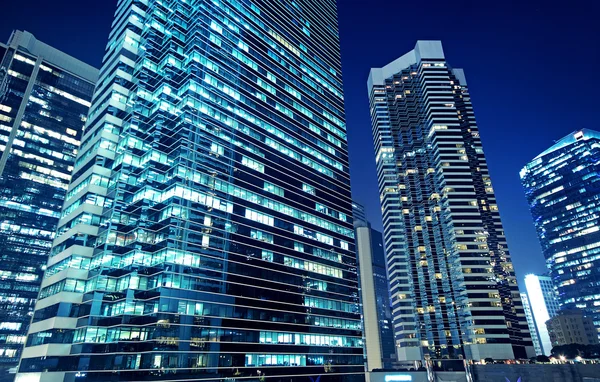 Высокие офисные здания ночью — стоковое фото