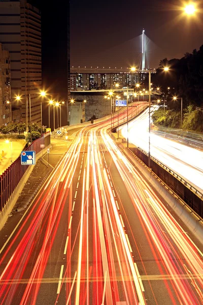 Verkehr durch die Innenstadt in der Nacht — Stockfoto