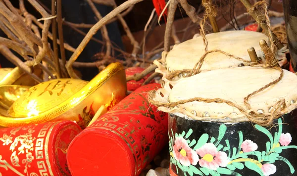 Firecrackers e um tambor de madeira tradicional chinês — Fotografia de Stock