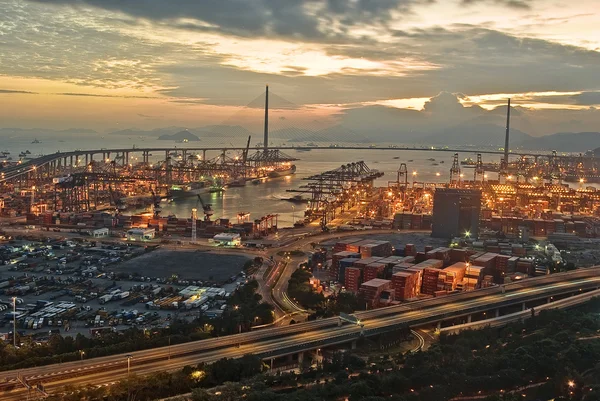 Портовый склад с грузами и контейнерами ночью — стоковое фото