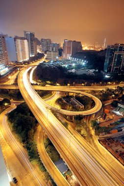 çevre yolu ile modern şehir içinde araba hafif gece.