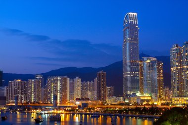 Hong Kong şehir merkezinde, blue Twilight Saat.