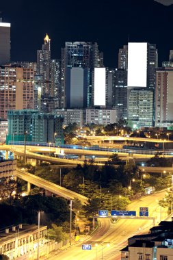 Gece vakti Hong Kong şehir merkezinde.