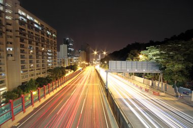 gece şehir trafiğine