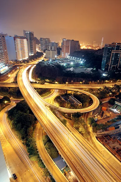 Freeway in nacht met auto's licht in moderne stad. — Stockfoto