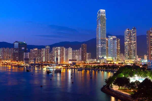 Crépuscule heure bleue au hongkong centre-ville . — Photo