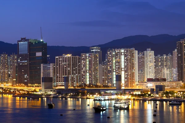 Crepúsculo hora azul no centro de Hong Kong . — Fotografia de Stock
