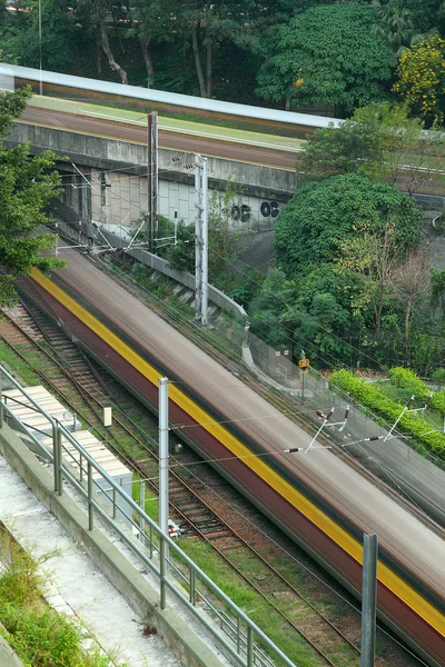 Train à très grande vitesse traversent la ville — Photo