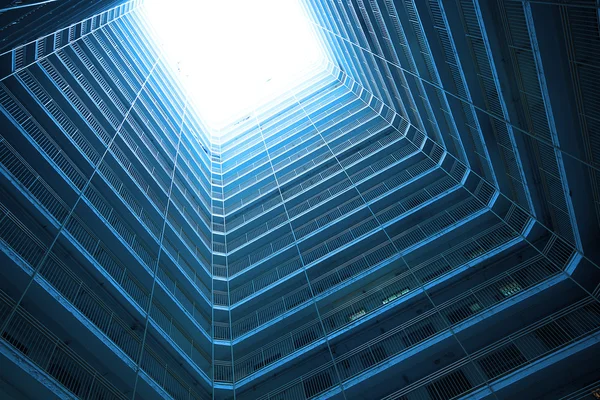 Quadratische Gebäude in blauem Ton, machen Science-Fiction-Feeling — Stockfoto