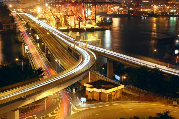 Overpass di notte attraverso il porto — Foto Stock