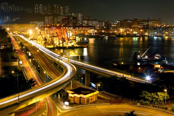Trafik natt i staden — Stockfoto