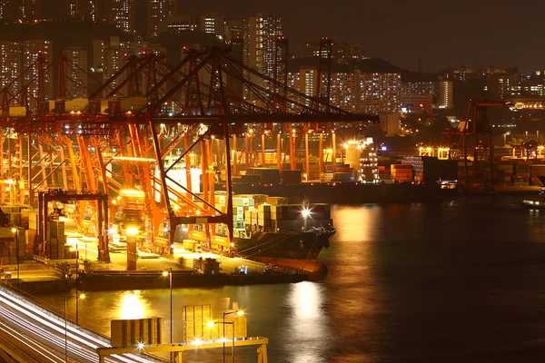 Containerterminal nachts in stad — Stockfoto