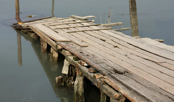 Broken wood bridge — Stock Photo, Image