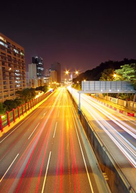 gece şehir trafiğine