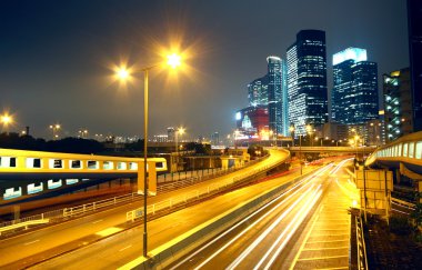 gece ve şehir trafik aracılığıyla kentsel peyzaj