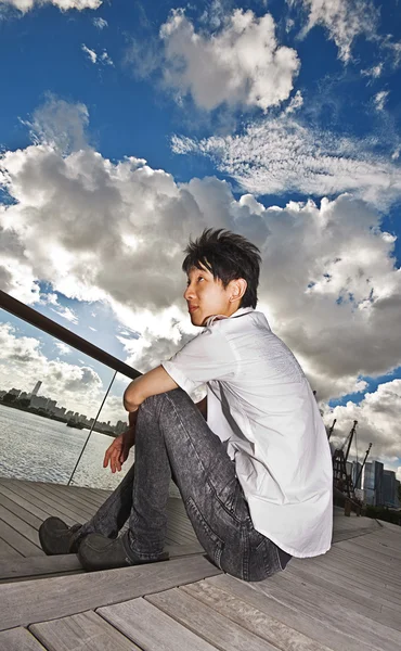 Asyalı adam parkta oturan — Stok fotoğraf