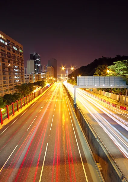 Verkehr durch die Innenstadt in der Nacht — Stockfoto